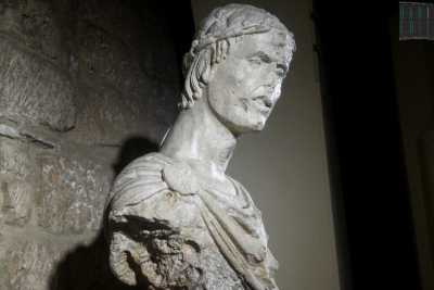 A Barletta l'unica scultura al mondo che ritrae il "fanciullo di Puglia": Federico II